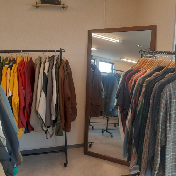 1点1点ハンドパックした古着を、約300～400着ご用意しています。 ほぼ毎日新商品も入荷しています。 価格は1着2,000～3,000円ほどと手に取りやすく、古着好きはもちろん、これから古着に挑戦してみたい方にもおすすめです。