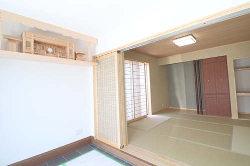 【1階：親世帯】玄関を入ってすぐの場所に、ゆったり8畳の和室。お客様を迎えやすく、落ち着いて過ごせる空間に仕上げました。