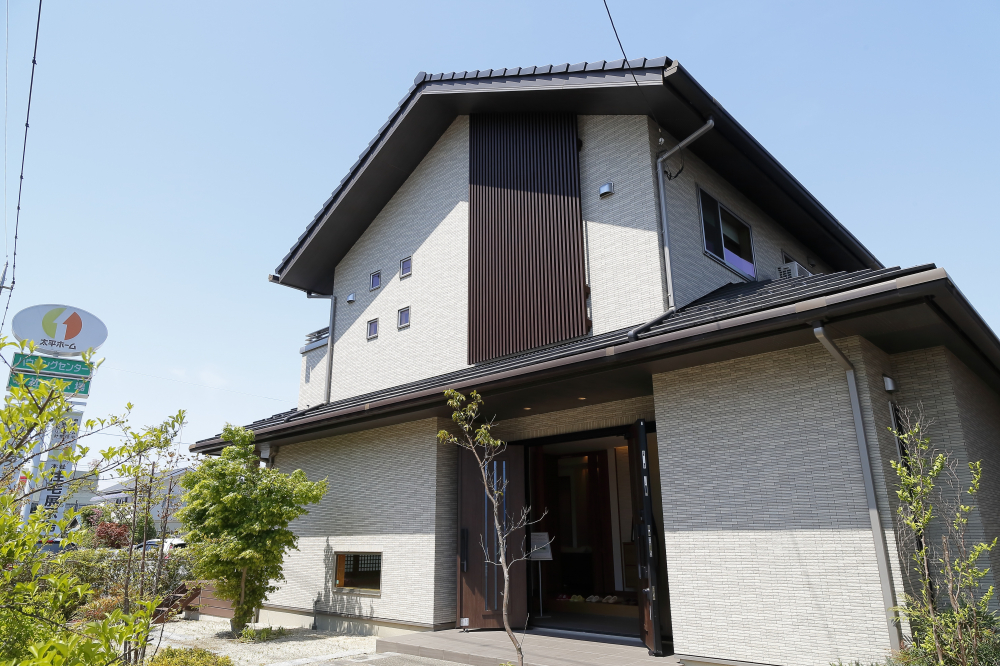 【本社住宅展示場】2階建｜3LDK＋WIC＋ロフト　延床面積48坪。家族それぞれの居場所や収納、ゆとりある空間を確保した住まい。 「家族が集まる場所は広くしたい」「収納もしっかり欲しい」「趣味や将来のためのスペースも欲しい」 暮らしをイメージしながら、広さをどのように活かすのかを体感できます。